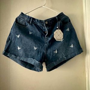 Short with butterflies , size 13 en(Mx ) it’s brand new never wear it ,